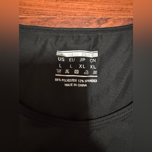 Elegant Black Sleeveless Tank Top - Picture 4 of 6